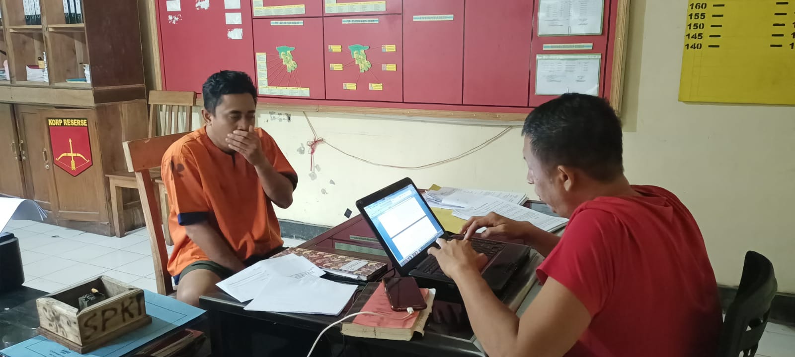 SEMPAT KABUR: Guruh Yus Firdaus (kiri) menjalani pemeriksaan di Mapolsek Songgon Selasa (12/3). Warga Desa Gumirih itu ditangkap saat berada di Jember.