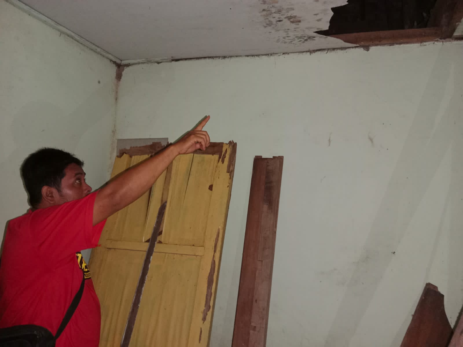 AKSES MASUK: Petugas Reskrim Polsek Glagah menunjukkan lokasi tempat pelaku masuk dan kabur di rumah korbannya.