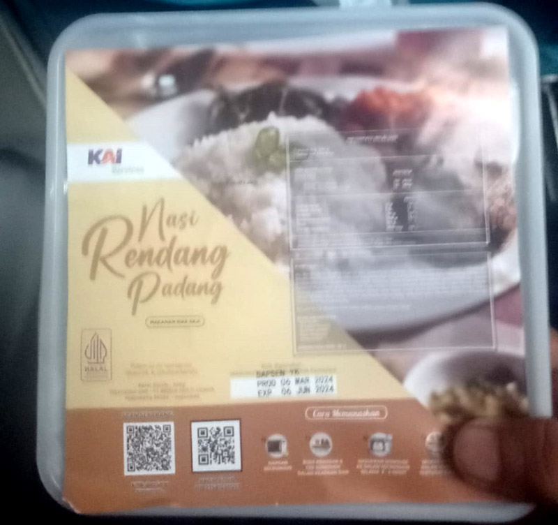 Box rice dengan menu nasi rendang Padang bisa dipesan sebagai santapan sahur  di KA Wijaya Kusuma.