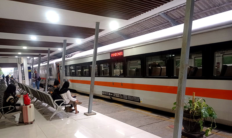 KA Wijaya Kusuma tiba di Stasiun Banyuwangi Kota, Selasa pagi (12/3).