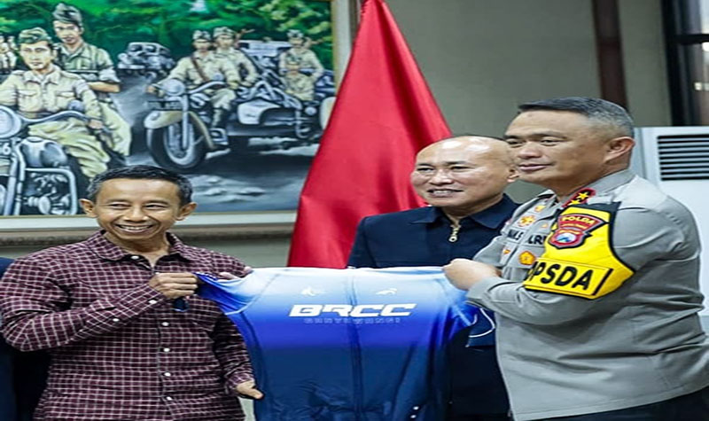 DUKUNG TOUR DE BHAYANGKARA: Guntur Priambodo menyerahkan jersey BRCC kepada Kapolda Jatim IrjeN Pol Imam Sugianto disaksikan Ketua ISSI Jatim Wahid Wahyudi, Rabu (13/2).
