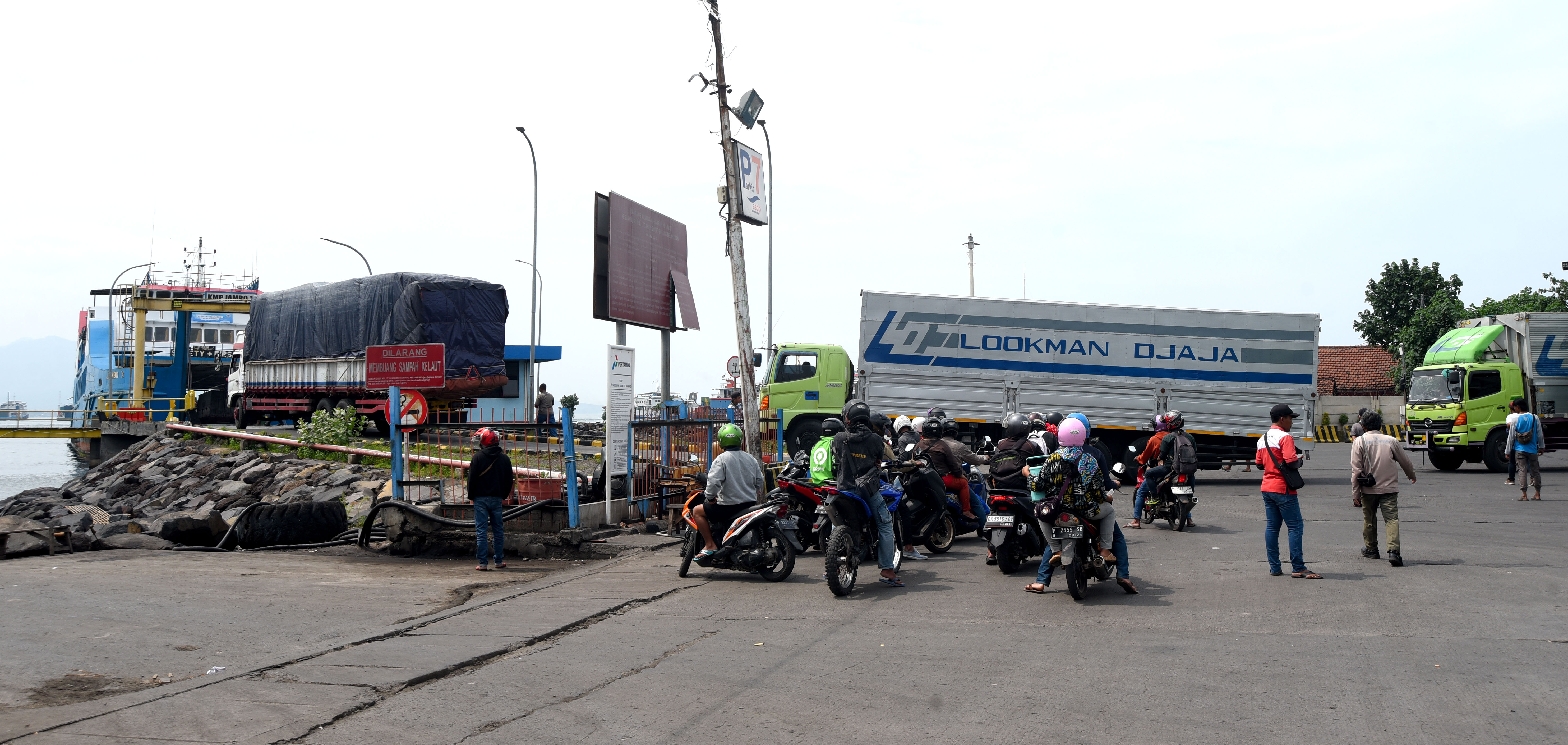 DIDOMINASI TRUK BESAR: Antrean kendaraan masih terjadi di Pelabuhan Ketapang, Kamis (13/3). Kendaraan logistik yang akan menyeberang ke Bali terus berdatangan sebelum Pelabuhan Ketapang dibuka.