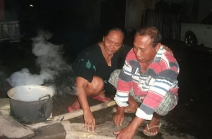 MASAK PAKAI KAYU: Masyarakat Buleleng mememasak nasi di pinggir jalan sebagai tanda perayaan Nyepi usai.