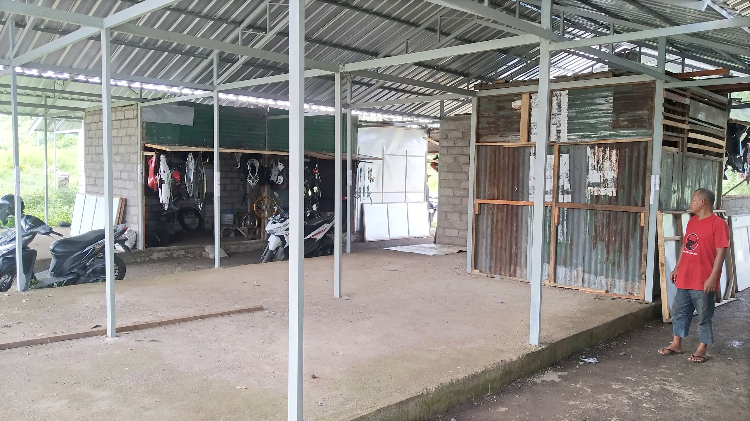 KOSONG: Muhammad Soleh menunjukkan lokasi lapak loak yang belum ditempati di belakang Pasar Hewan, Dusun Resomulyo, Desa Genteng Wetan, Kecamatan Genteng Rabu (13/3).