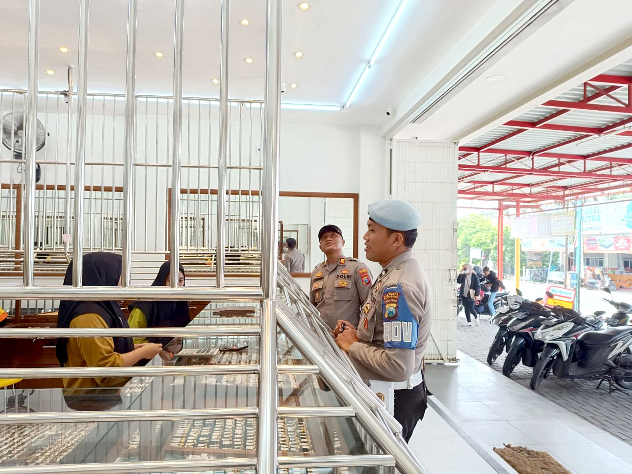ANTISIPASI KEJAHATAN: Lita Kurniawan bersama anggota Polsek Pesanggaran melaksanakan patroli di toko emas yang ada di wilayahnya Rabu (13/3).