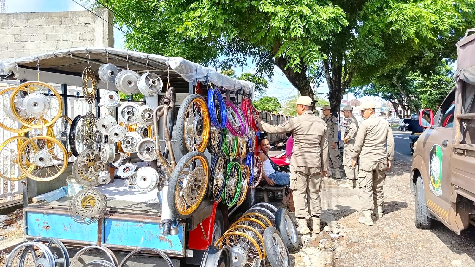 BANDEL: Anggota Satpol PP menemui salah satu pedagang loak yang berjualan di Jalan Hasanuddin, Desa Genteng Wetan, Kecamatan Genteng Rabu(13/3).