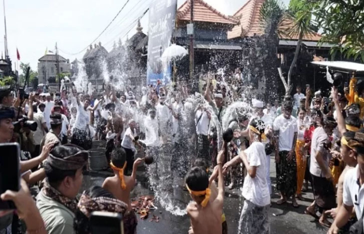 MUDA MUDI: Tradisi Siat Yeh juga menjadi ritual yang dilakukan usai catur brata nyepi selesai dilaksanakan