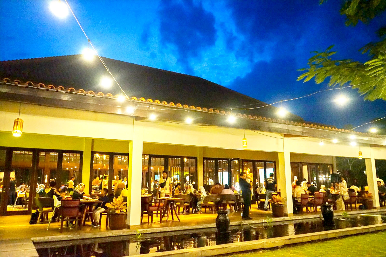 SERASA DI RUMAH: Pengunjung eL Hotel menikmati beragam menu iftar spesial.