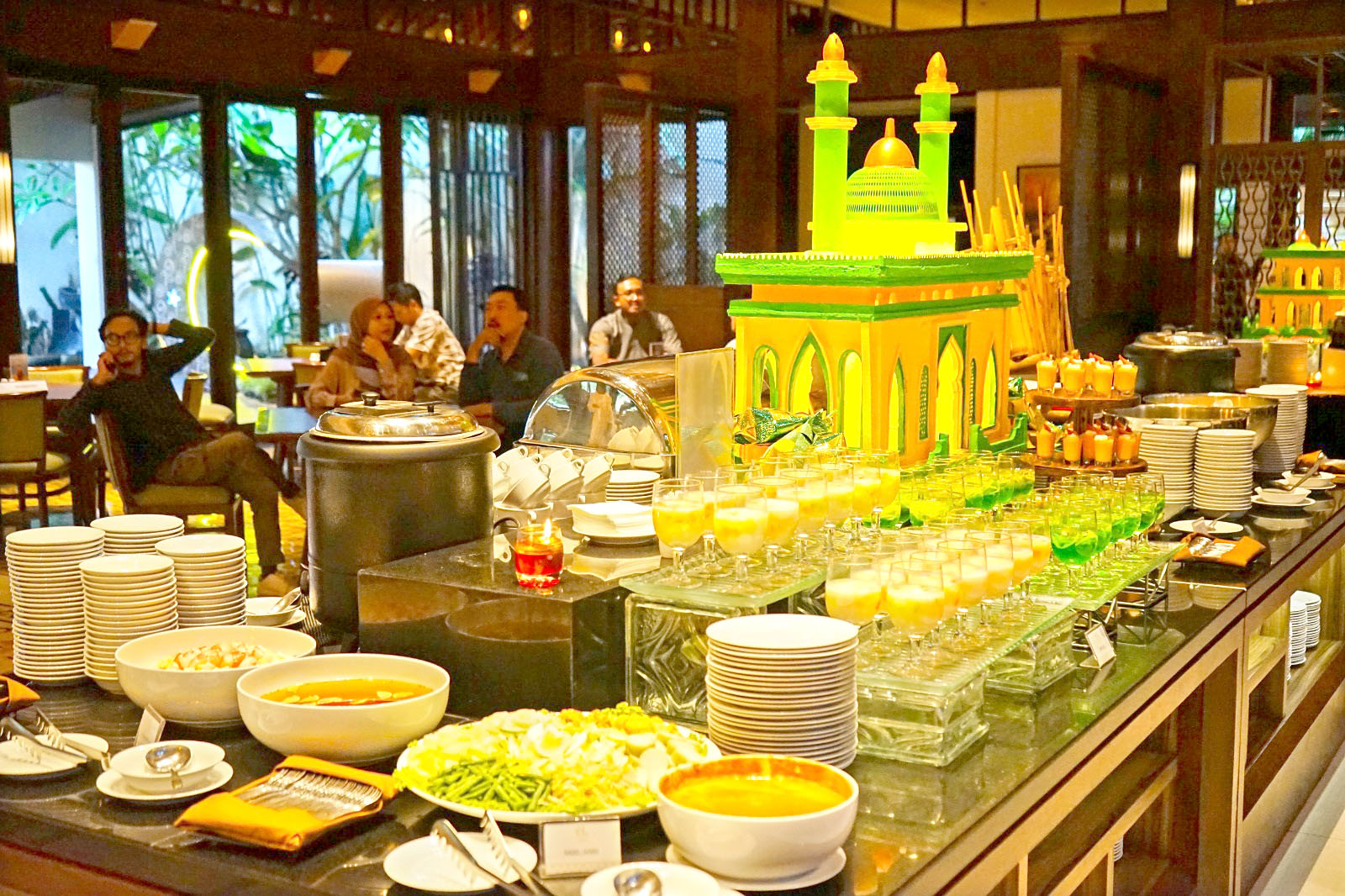 NIKMAT: Beragam sajian spesial Ramadan siap memanjakan tamu &eacute;L Hotel Banyuwangi.