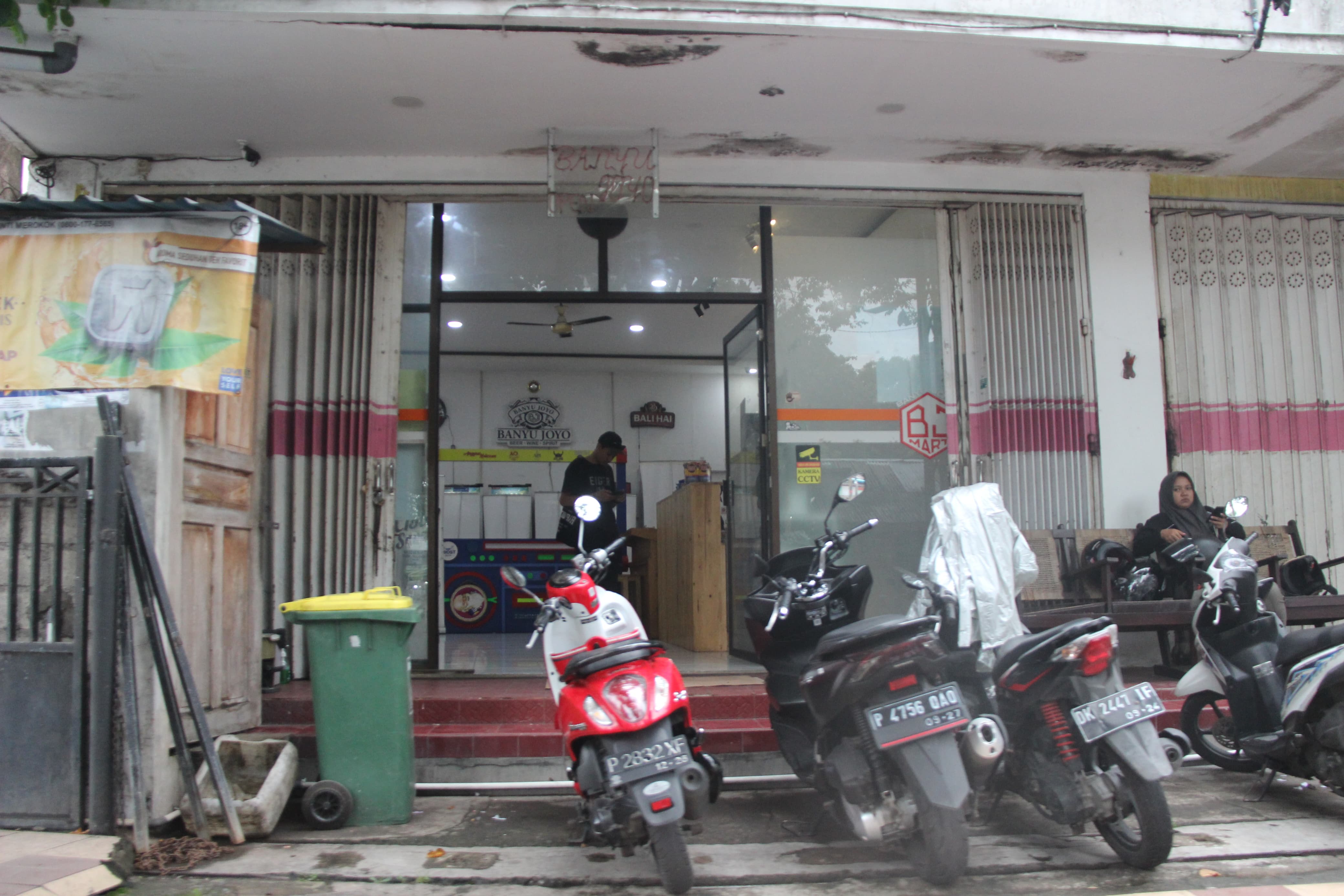 ABAIKAN SE: Meski terbit SE, toko miras Banyu Urip yang berlokasi di Jalan MT Haryono, Kelurahan Karangrejo, Kecamatan Banyuwangi, masih tetap beroperasi Kamis (14/3).