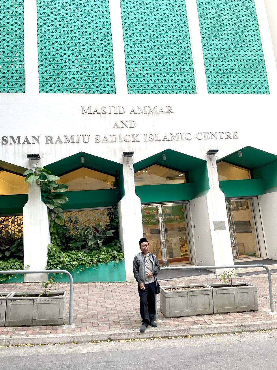 ENGALAMAN: Rektor IAI Ibrahimy Genteng, Dr H Lukman Hakim di depan masjid Ammar dan Osman Ramju Sadick Islamic Center di Hong Kong