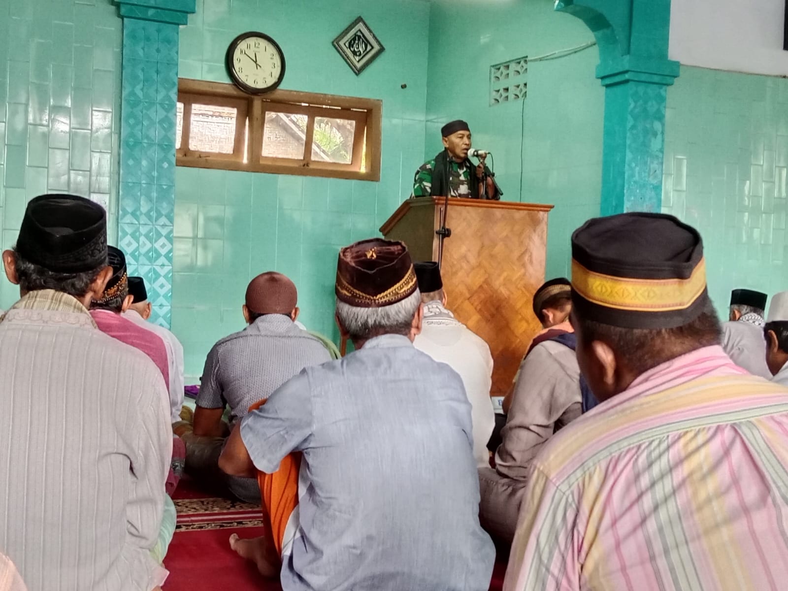 KHOTBAH JUMAT: Anggota Koramil Kalipuro Pelda Suparman menjadi khatib di Masjid Miftahul Huda, Lingkungan Krajan, Kelurahan Klatak, beberapa waktu lalu.