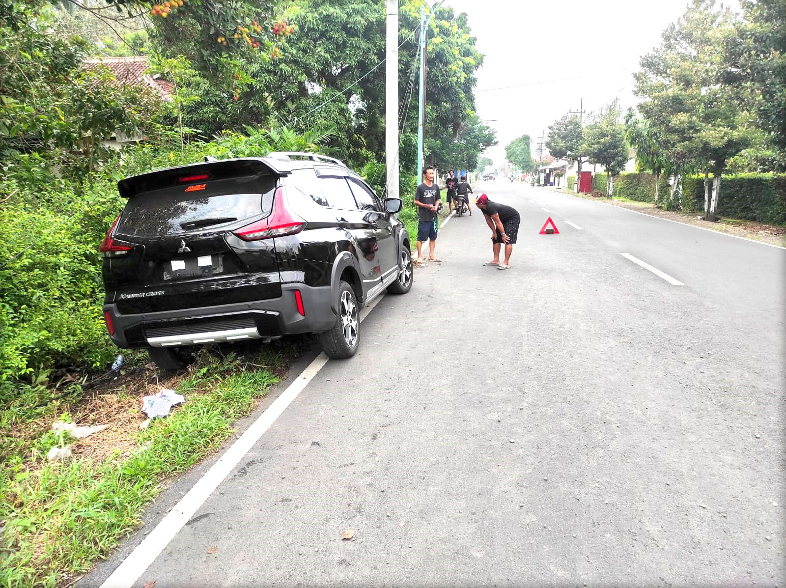 LAKA TUNGGAL: Mobil Mitubishi Xpander berhasil evakuasi oleh warga di Dusun Sumberbening, RT 05, RW 01, Desa Kesilir, Kecamatan Siliragung Kamis (14/3).