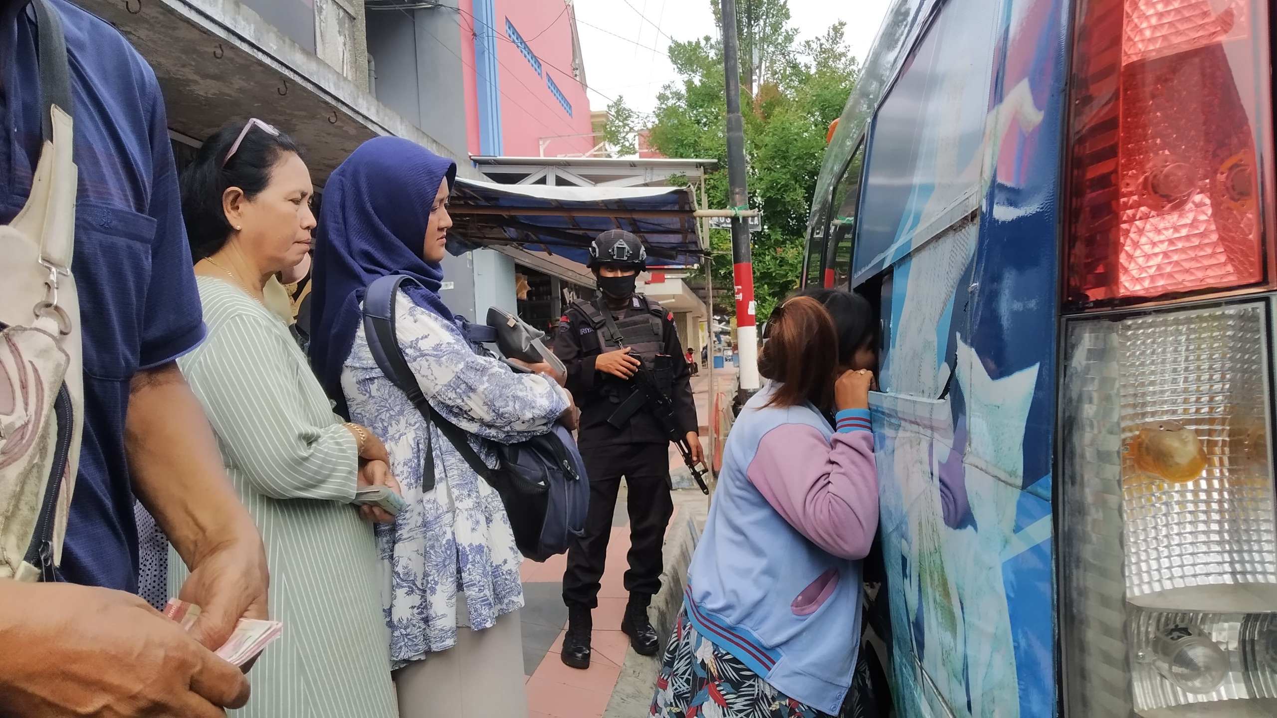 ANTRE: Warga berbaris rapi menunggu giliran menukar uang baru oleh BI di depan Pasar Induk Genteng 1, Desa Genteng Kulon, Kecamatan Genteng pada Rabu (13/3).