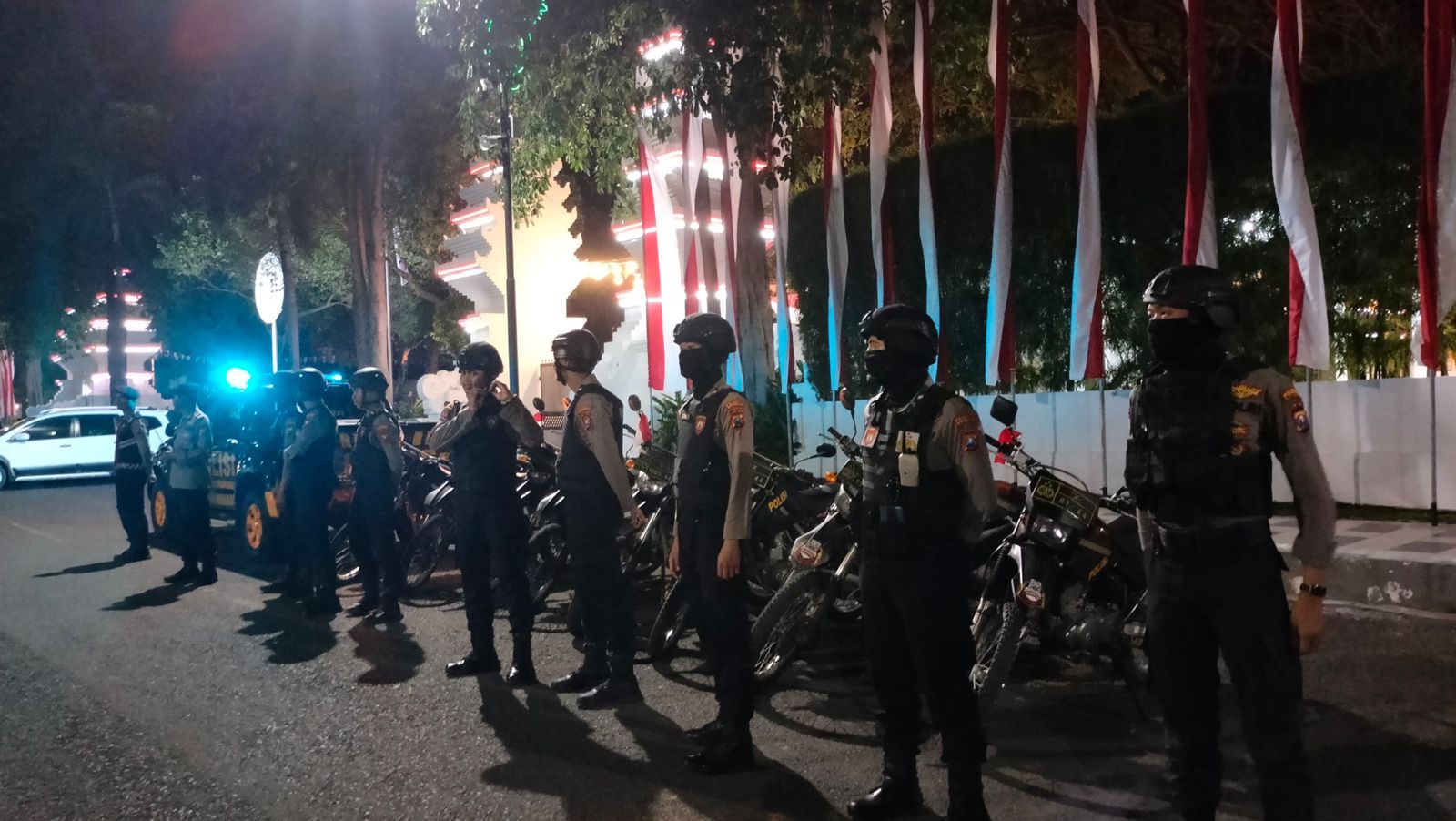 ANTISIPASI KEJAHATAN: Personel Polresta Banyuwangi melakukan patroli malam di jalanan pusat kota Banyuwangi, Rabu malam (13/3).