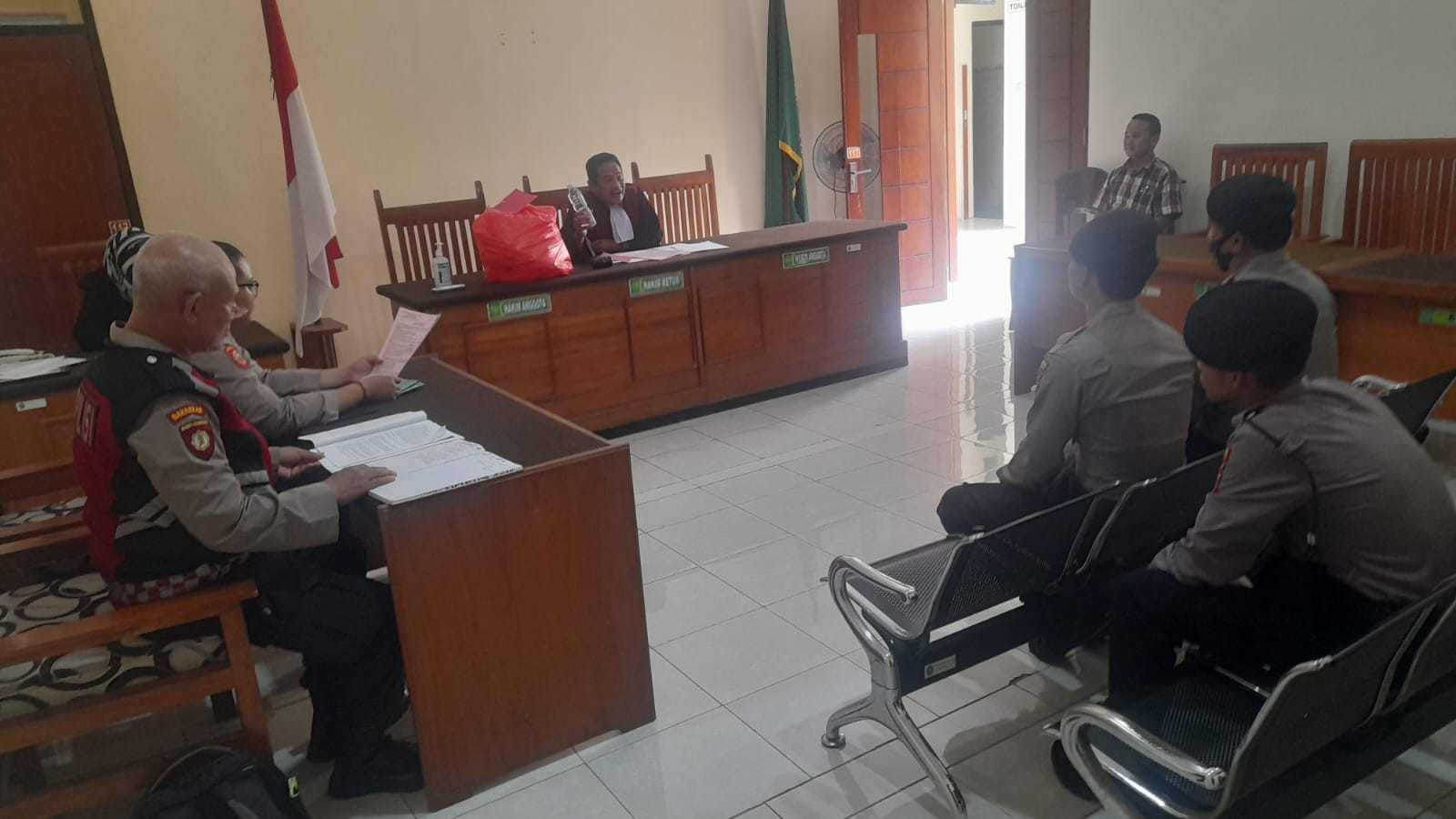 BERI EFEK JERA: Saiful Bahriono menjalani sidang tipiring di PN Banyuwangi Kamis (14/3).
