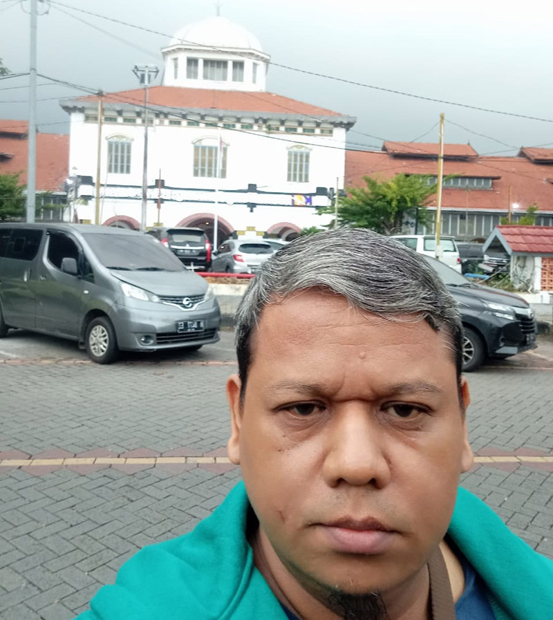 Wartawan RadarBanyuwangi.id berfoto di depan Stasiun Tawang Semarang, pada Sabtu pagi (9/3).