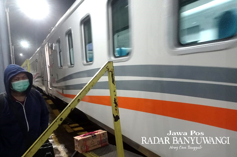 KA Blambangan Ekspres berangkat dari Stasiun Banyuwangi Kota menuju Stasiun Tawang Semarang pada Jumat malam (8/3).