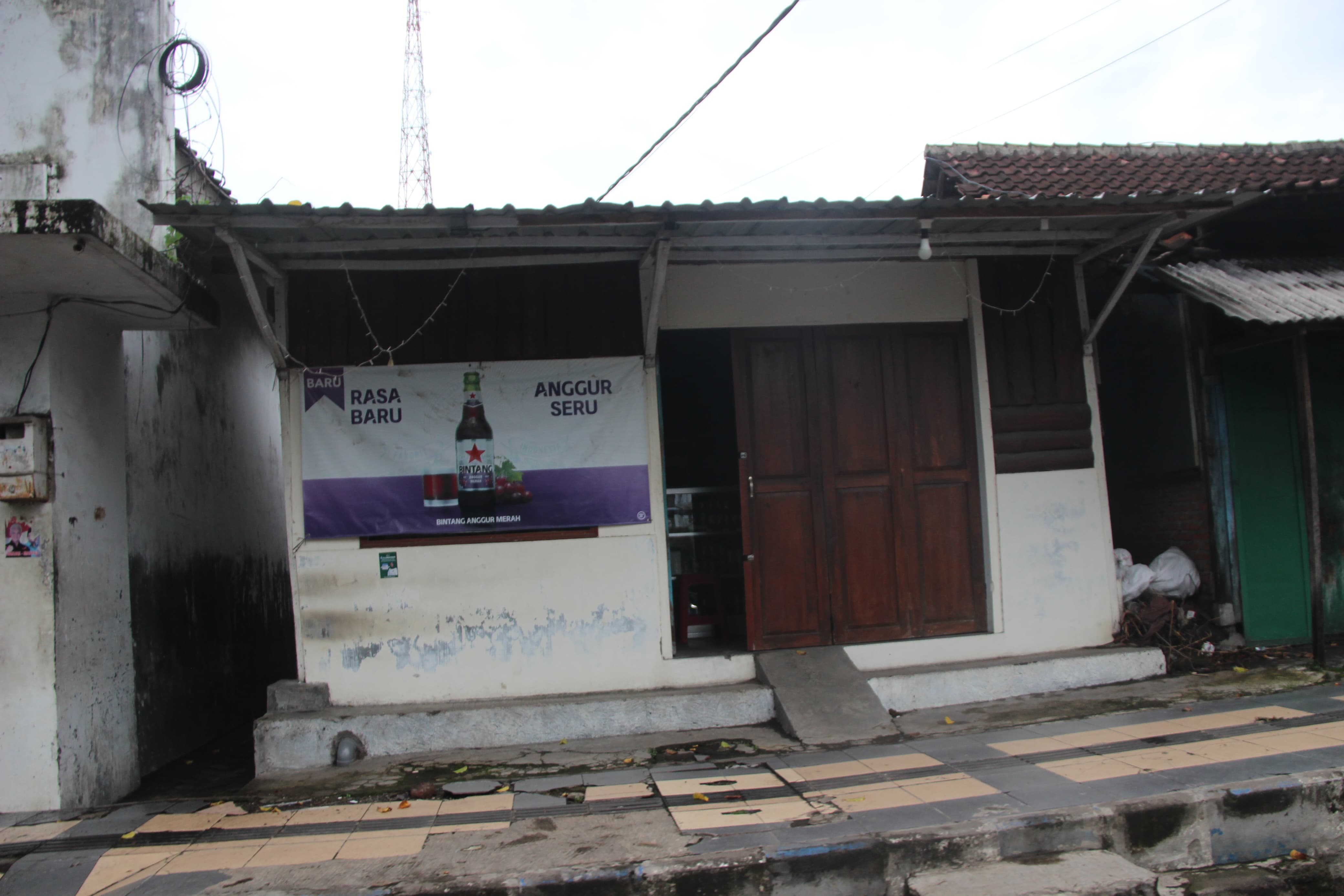 BUKA SEPARO: Toko miras di Jalan Raya KH Wahid Hasyim, Kelurahan Tukangkayu, Kecamatan Banyuwangi, masih tetap melayani pembeli Kamis (14/3).