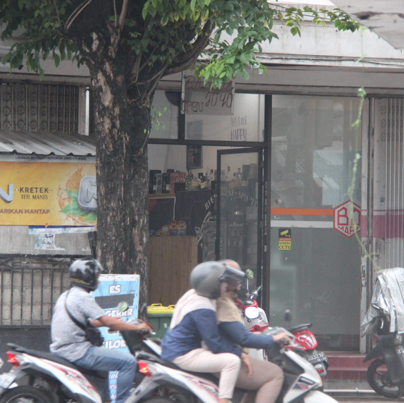 TAK TERSENTUH RAZIA: Toko miras Banyu Urip yang berlokasi di Jalan MT Haryono, Kelurahan Karangrejo, masih melayani pembeli hingga pukul 15.30 Jumat (16/3).