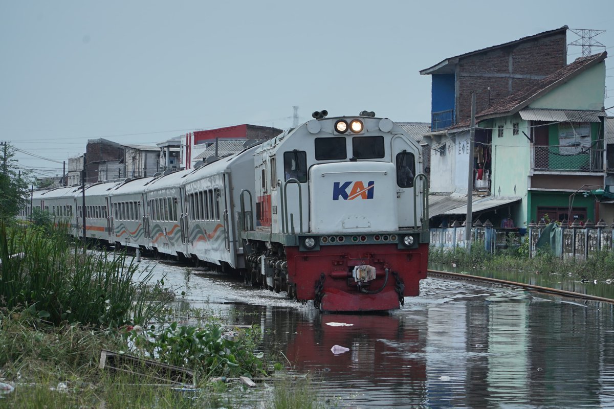 KA Joglosemarkerto melintasi rel yang tergenang air di petak Stasiun Semarang Tawang-Alastua.