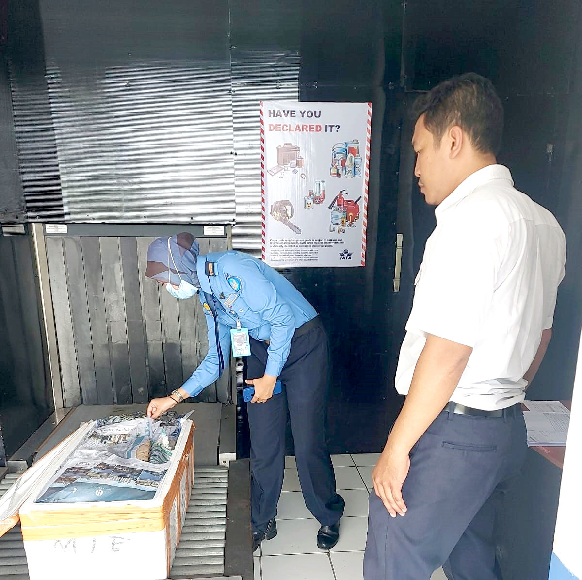 TURUN: Petugas memeriksa angkutan kargo di Bandara Internasional Banyuwangi di Desa/Kecamatan Blimbingsari Jumat (15/3).