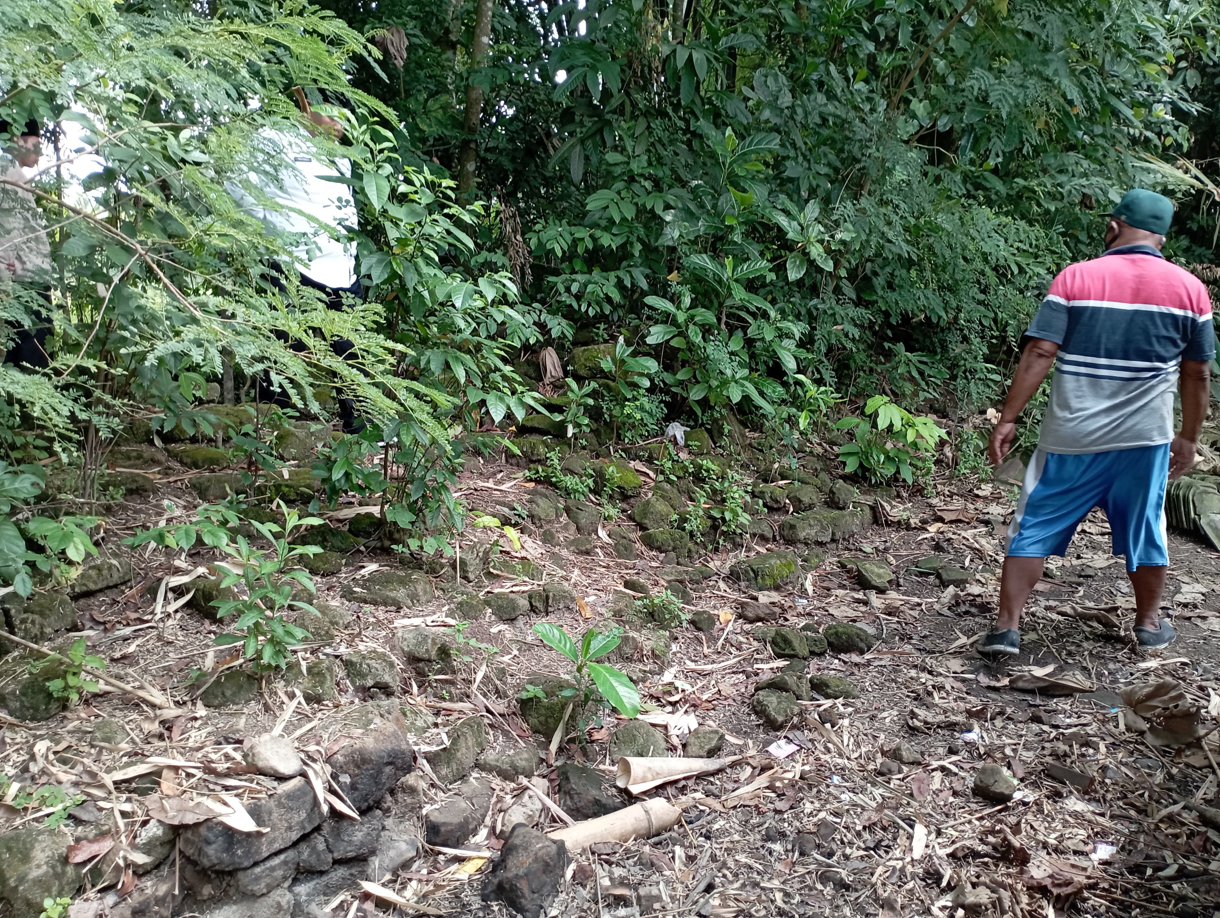 SISA FONDASI: Tumpukan bata berukuran besar yang berderet di Dusun Sukosari, Desa Blambangan, Kecamatan Muncar, Banyuwangi.
