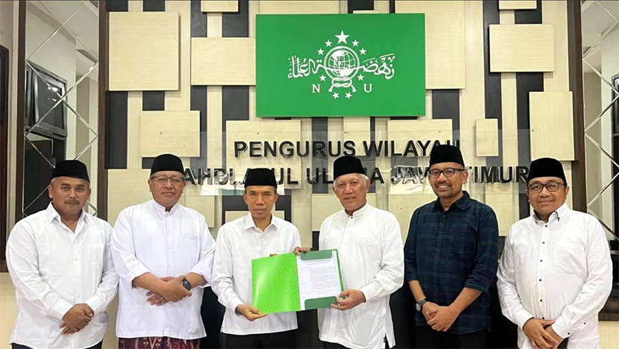Penyerahan SK karteker PCNU Banyuwangi di Kantor PWNU Jatim, Jumat (15/3). (NU Online)