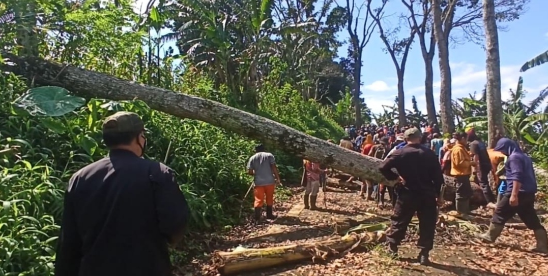 SALING BERHADAPAN: Warga yang tergabung dalam kelompok Rukun Tani Sumberrejo, Desa Pakel, Kecamatan Licin menghadang karyawan Bumisari, Kamis (14/3).