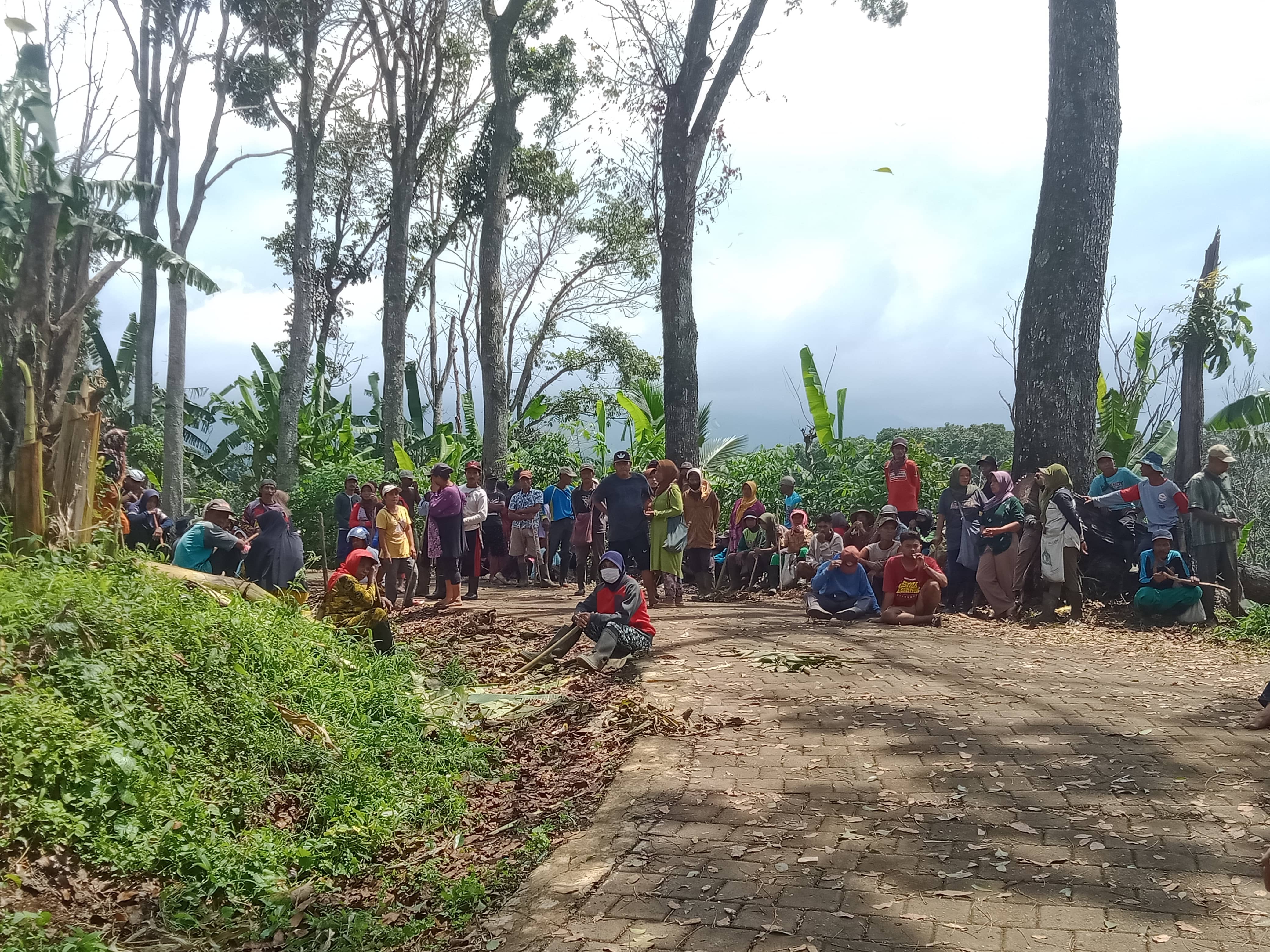 PERJUANGKAN HAK ATAS TANAH: Warga Pakel kerap menerima teror dari sekelompok orang  dari  PT Perkebunan dan Dagang Bumi Sari Maju Sukses. Satu warga mengalami kekerasan fisik.