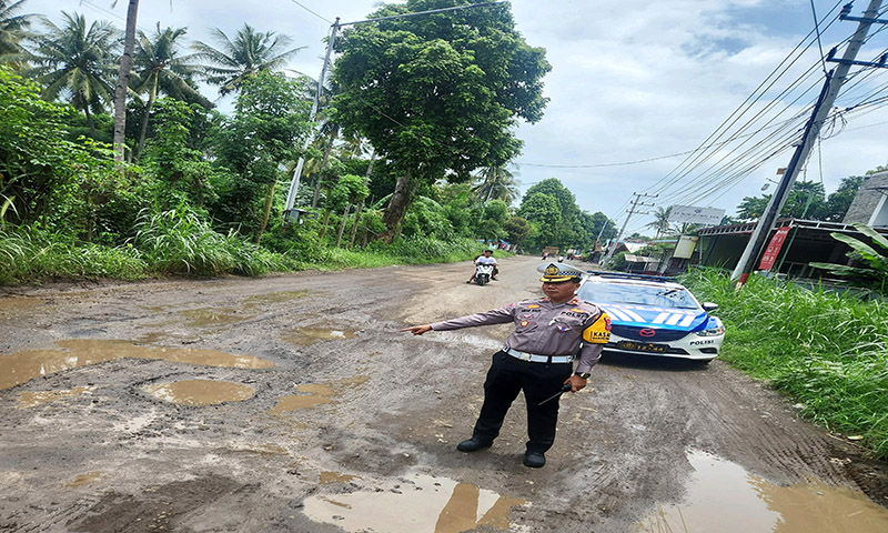 SURVEI: Kasatlantas Kompol Amar Hadi mengecek jalan rusak di jalan lingkar Ketapang Jumat (15/3). Jalan tersebut rusak karena kerap dilewati kendaraan berat dan dump truck pengangkut material pasir.