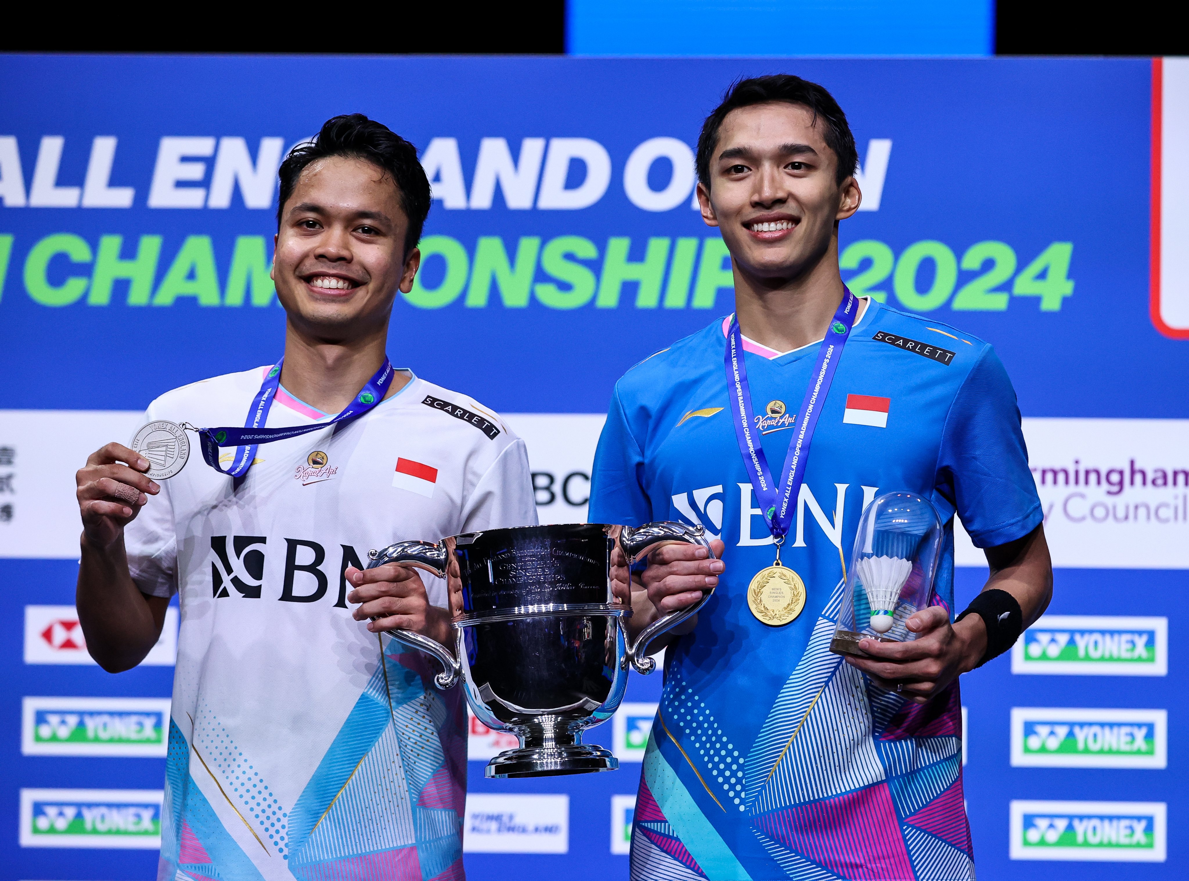 Jonatan Christie (kanan) menyabet juara pertama All England 2024, sedangkan Anthony Sinisuka Ginting meraih runner-up.