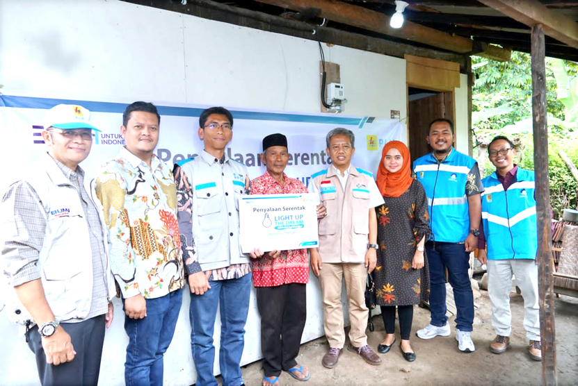 BERBAGI: Jajaran PLN UP3 Banyuwangi foto bersama salah satu penerima manfaat penyambungan listrik gratis.