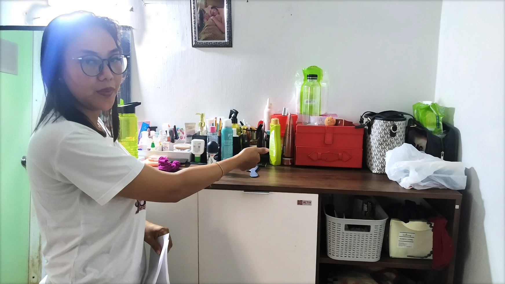 TKP: Devit Wijayanti menunjukkan tempat HP di kamar rumahnya Dusun Kopen, Desa Genteng Kulon, Kecamatan Genteng Minggu (17/3).