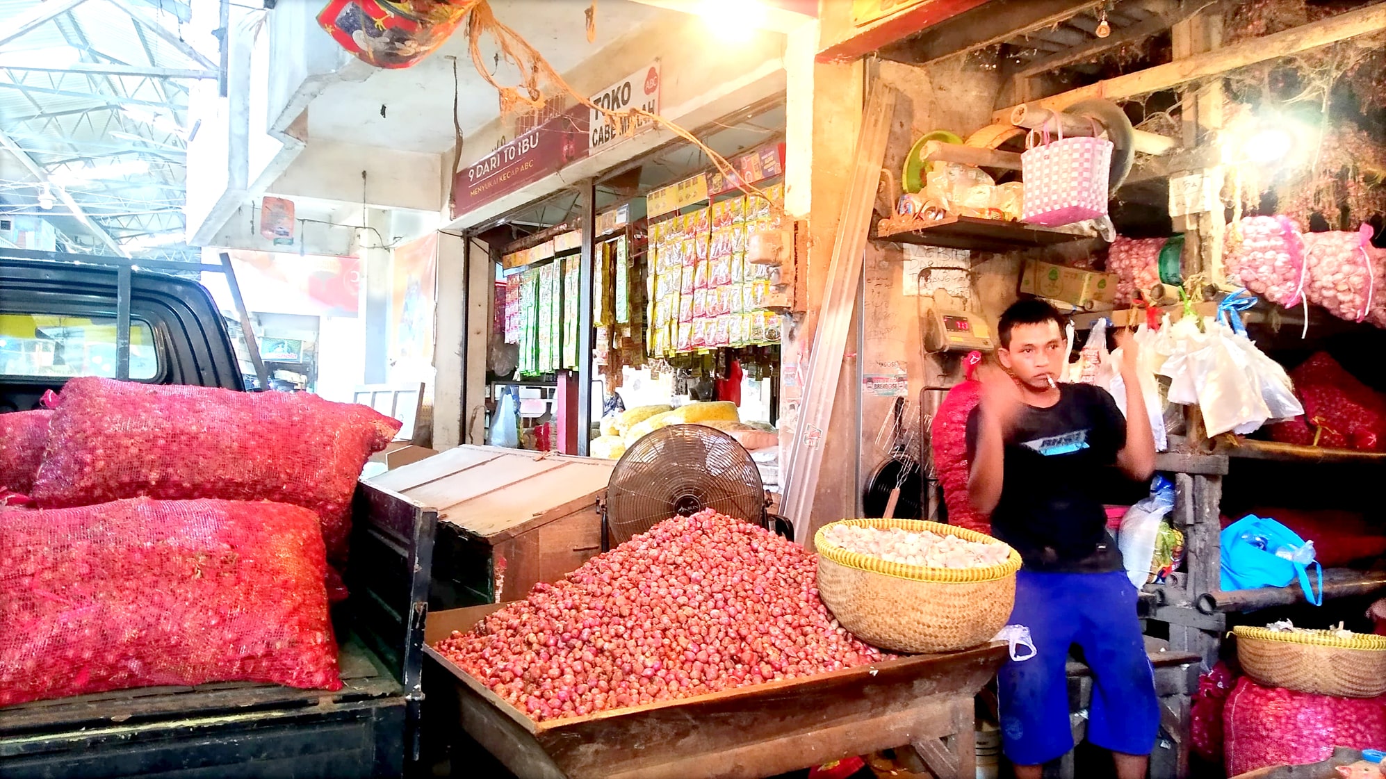 STABIL: Harga bawang merah masih tinggi di Pasar Induk Genteng 1, Desa Genteng Kulon, Kecamatan Genteng Minggu (17/3).