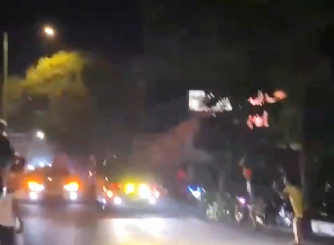 MAKIN LIAR: Aksi balap liar tak hanya menggunakan sepeda motor. Para pembalap kini menggunakan mobil untuk adu cepat di sepanjang Jalan Gajah Mada Banyuwangi, Minggu dini hari (17/3).