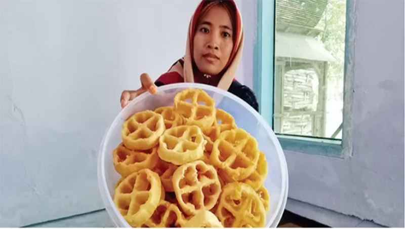 DIGORENG: Kue Kembang Goyang atau kue matahari bentuknya mirip dengan krupuk.