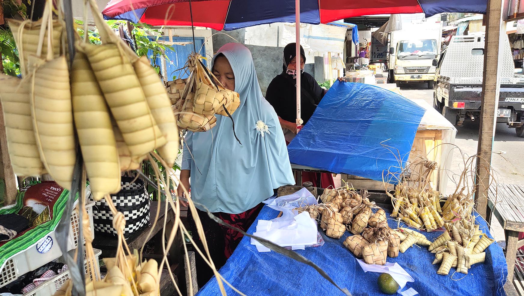 TEMAN KETUPAT: Saat kebaran lepet sering disadingkan dengan ketupat. Mungkin karena pembungkusnya sama