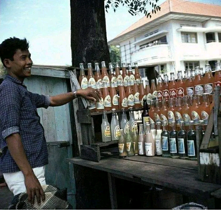 JAJANAN SEKOLAH: LImun atau orson lebih enak dinikmati dingin sambil dituang dalam plastik dan pake sedotan.