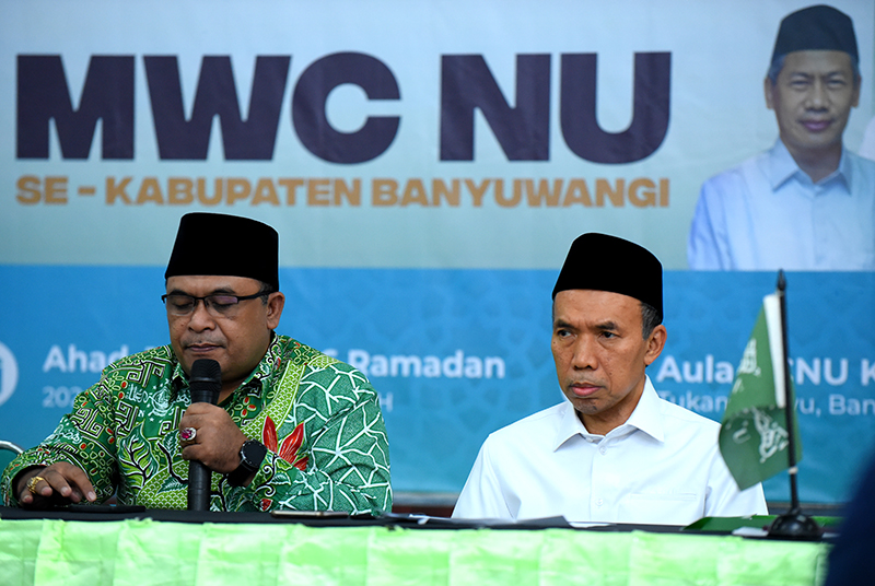 Anggota Karteker PCNU Banyuwangi HM Misbahus Salam SAg, MPdI (kiri) dan Ketua Tanfidziyah H Choirul Sholeh Rasyid.