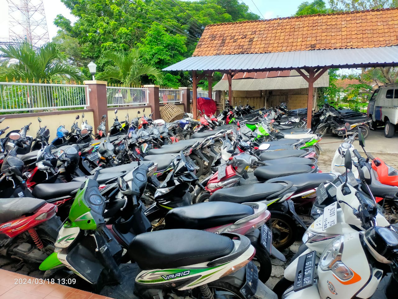 MIRIP DILER: Puluhan sepeda motor yang diduga milik para pelaku judi sabung ayam diamankan di Mapolsek Muncar Senin (18/3).