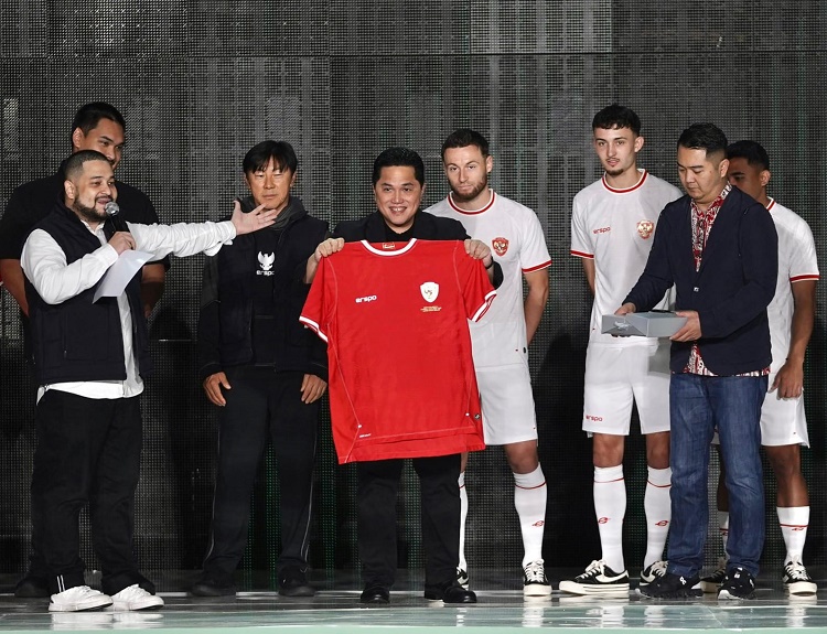 Erick Thohir memegang jersey timnas saat launching