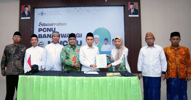 PBNU secara simbolis menyerahkan SK karteker PCNU Banyuwangi. Karteker diberi tenggat 3 bulan mempersiapkan konferensi cabang.