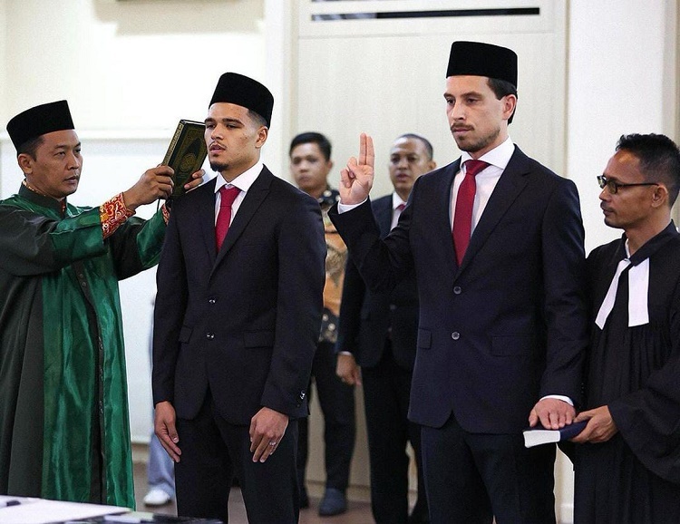 Pengambilan sumpah Ragnar Orat mangoen dan Thom Haye sebagai WNI