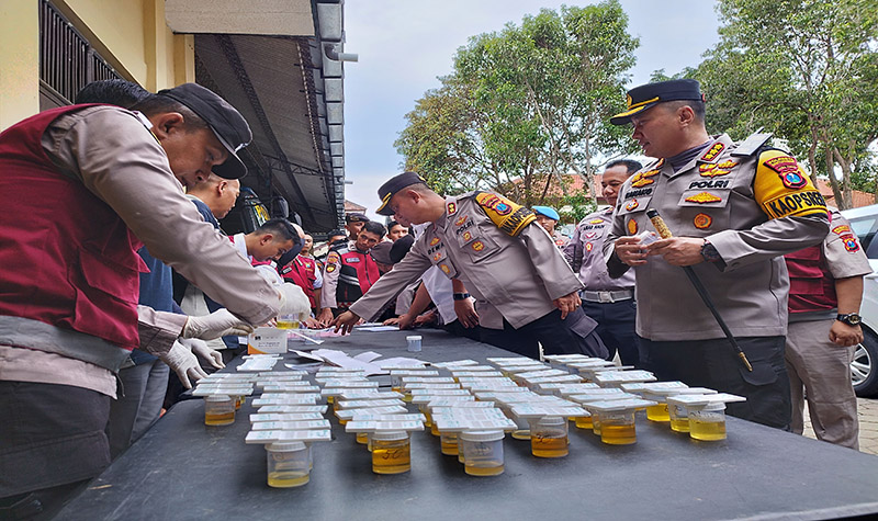 PENEGAKAN DISIPILIN: Kapolresta Kombespol Nanang Haryono (kanan) bersama pejabat utama memantau pelaksanaan tes urine di Mapolresta Banyuwangi Senin (18/3).