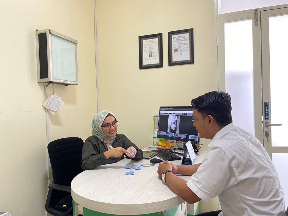 SEHAT GIGI: Petugas medis gigi RSU Bhakti Husada Krikilan, Kecamatan Glenmore sedang melayani konsultasi pasien.
