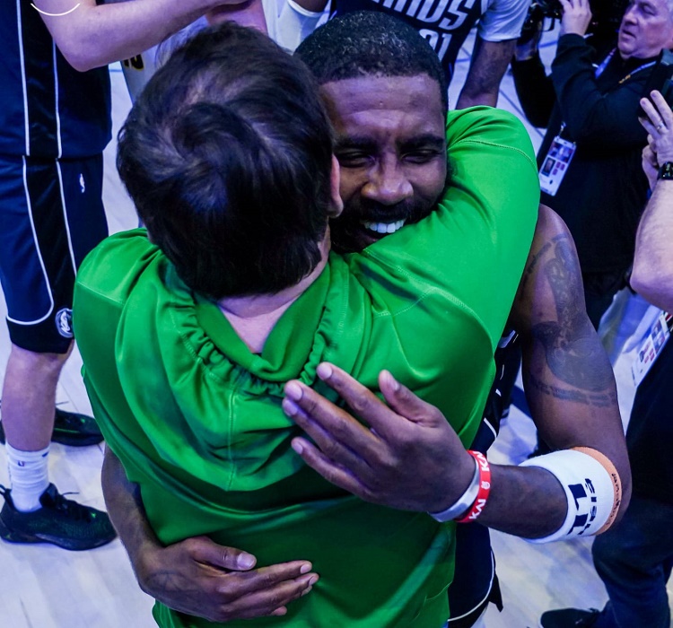Kyrie Irving berpelukan dengan Mark Cuban usai pertandingan melawan Denver Nugget