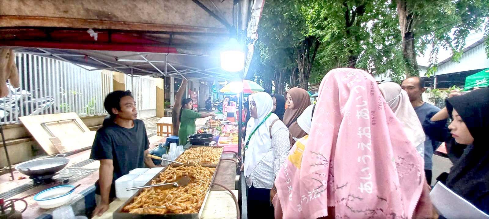 Foto 3 EDUKASI DINI: Tim mahasiswi Prodi S-1 Gizi dan DIV TLM Stikes saat terjun ke lapangan untuk melakukan uji makanan yang dijual pedagang selama Ramadan.