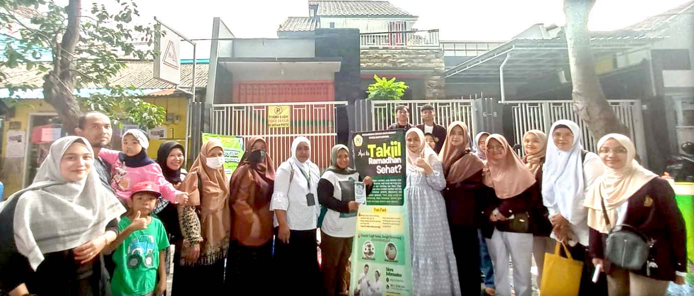 SEMANGAT: Mahasiswa Stikes Banyuwangi mengisi RIC 2024 dengan berbagi takjil