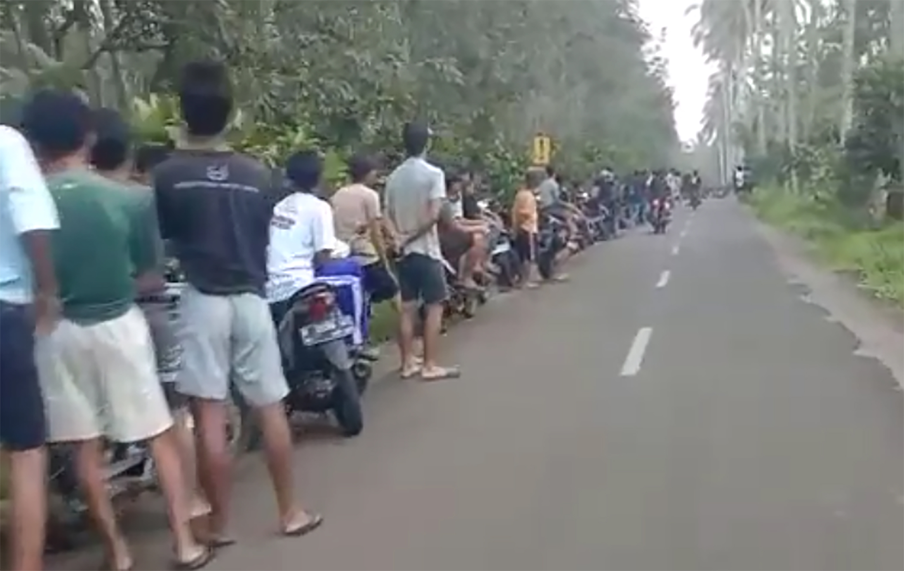 DIGELAR SORE HARI: Aksi balap liar marak di jalan beraspal kawasan Perkebunan Kalibendo, Desa Kampunganyar, Kecamatan Glagah, Selasa lalu (19/3)
